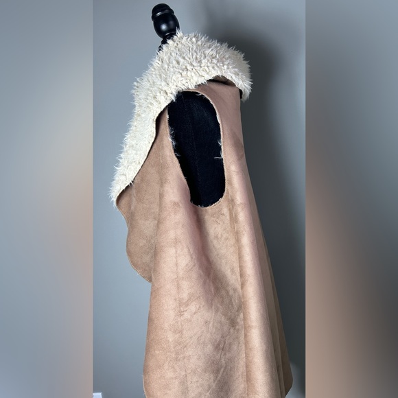 QUIZ Clothing NWT Vest/Wrap Faux Fur Lined Microfibre Size S/M - Picture 3 of 6